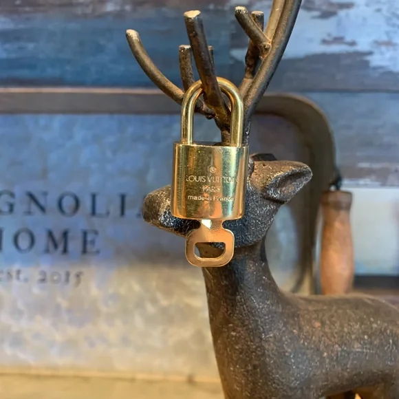 #321 Authentic Louis Vuitton lock and key - Picture 5 of 6